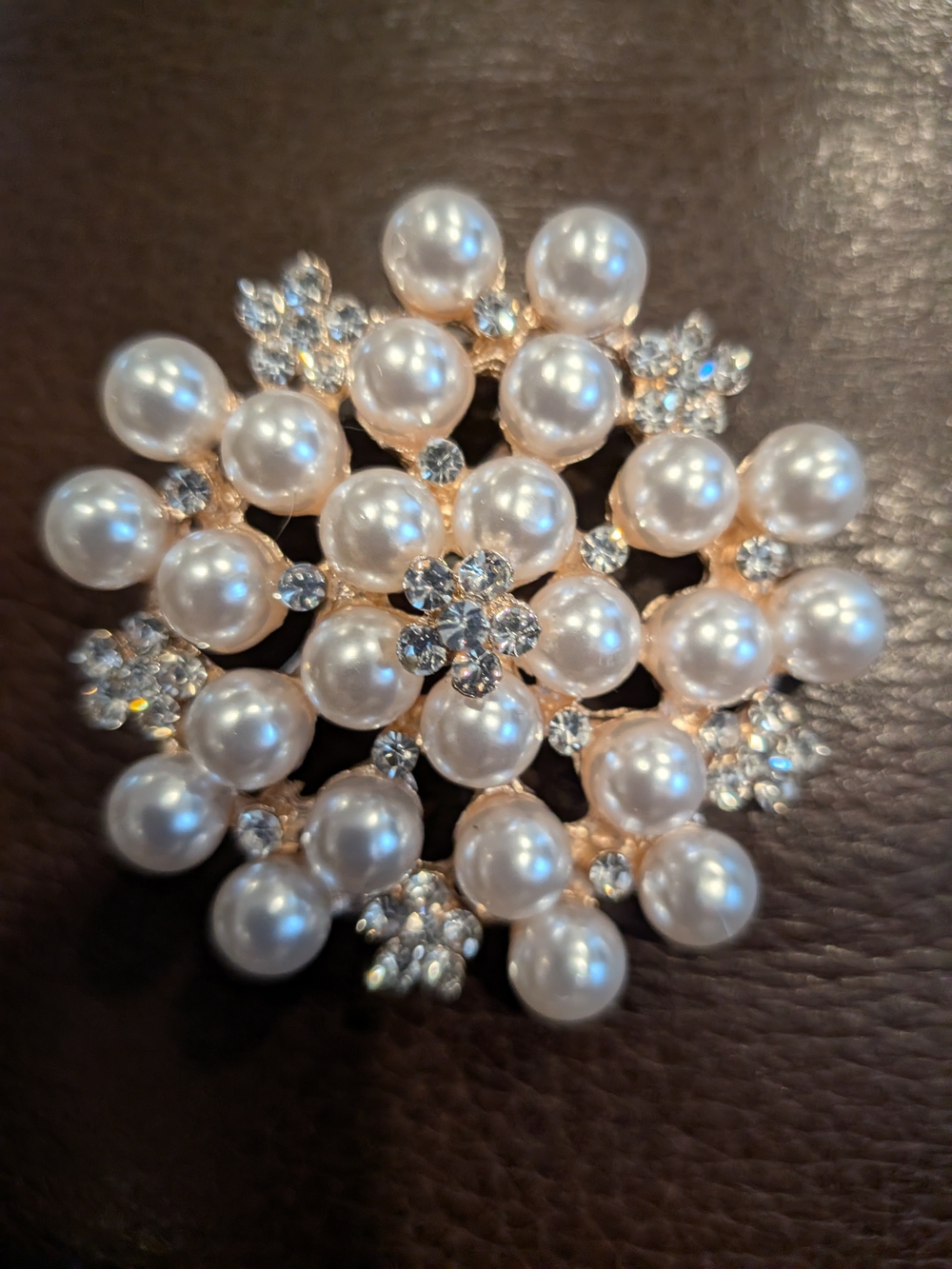 Vintage 2007s Pearl and Crystal Floral Brooch - White Pearls with Gold Tone